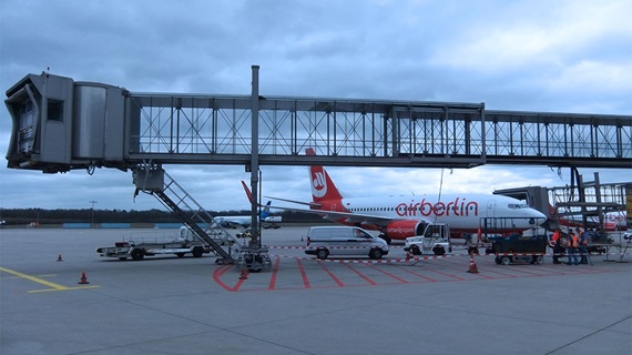 Side view of a telescoping jet bridge