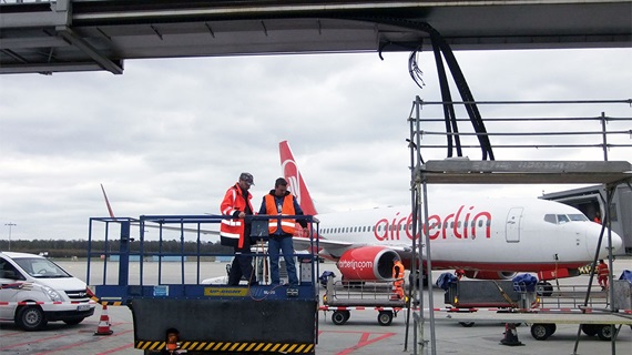 The igus Orange Services installation team replacing a jet bridge festoon system with e-chain cable carriers