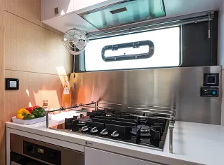 igus® drive technology and yacht with glass wedge windows