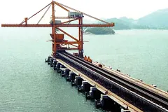 ship unloading crane